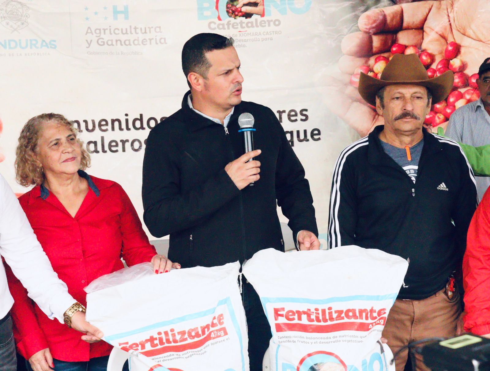 Productores de San Francisco del Valle, Ocotepeque fueron beneficiados con la entrega de 1,100 quintales de fertilizante 